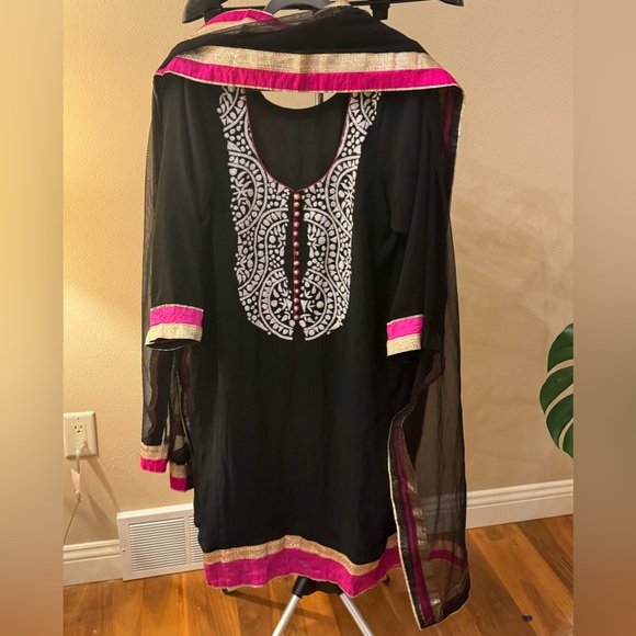 Pure georgette kurta with Pink and Gold Trim &soft net dupatta - Picture 7 of 13